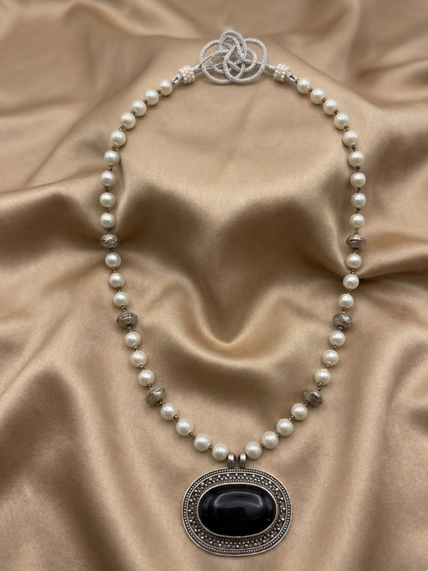 Kundan &Pearl Beaded Necklace with Earrings
