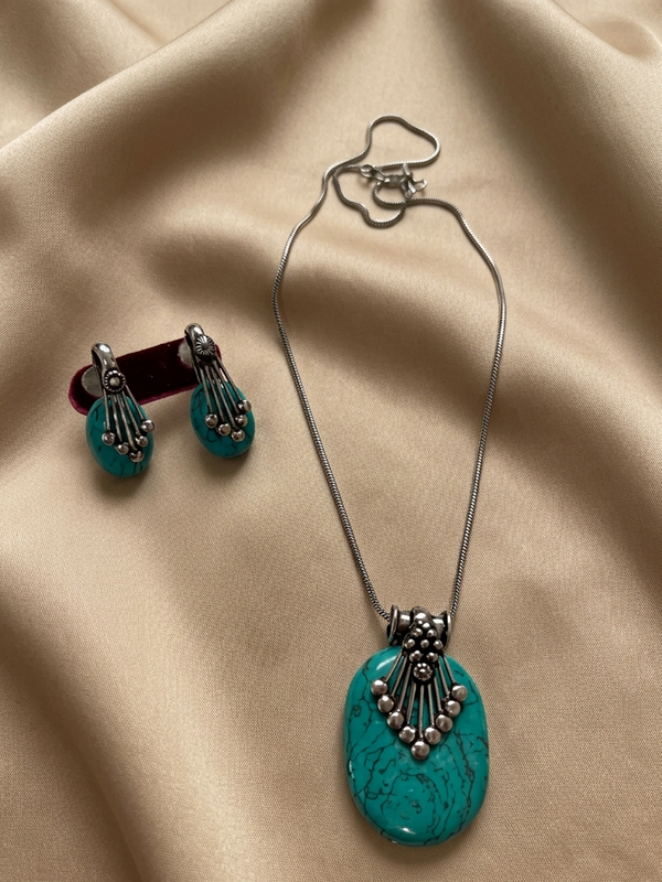Turquoise Oval Design nResin Pendant sets