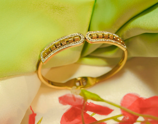 Diamond Studded Openable Bracelet