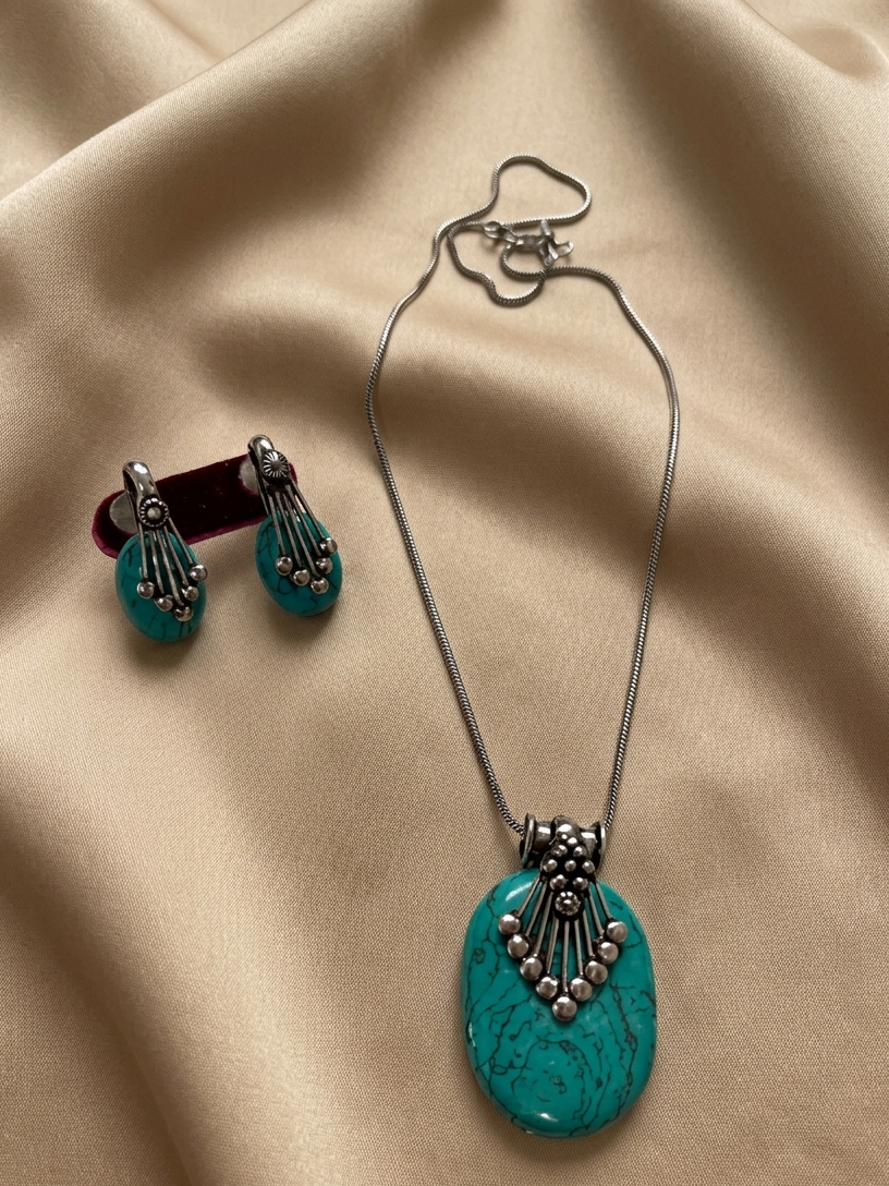 Turquoise Oval Design nResin Pendant sets