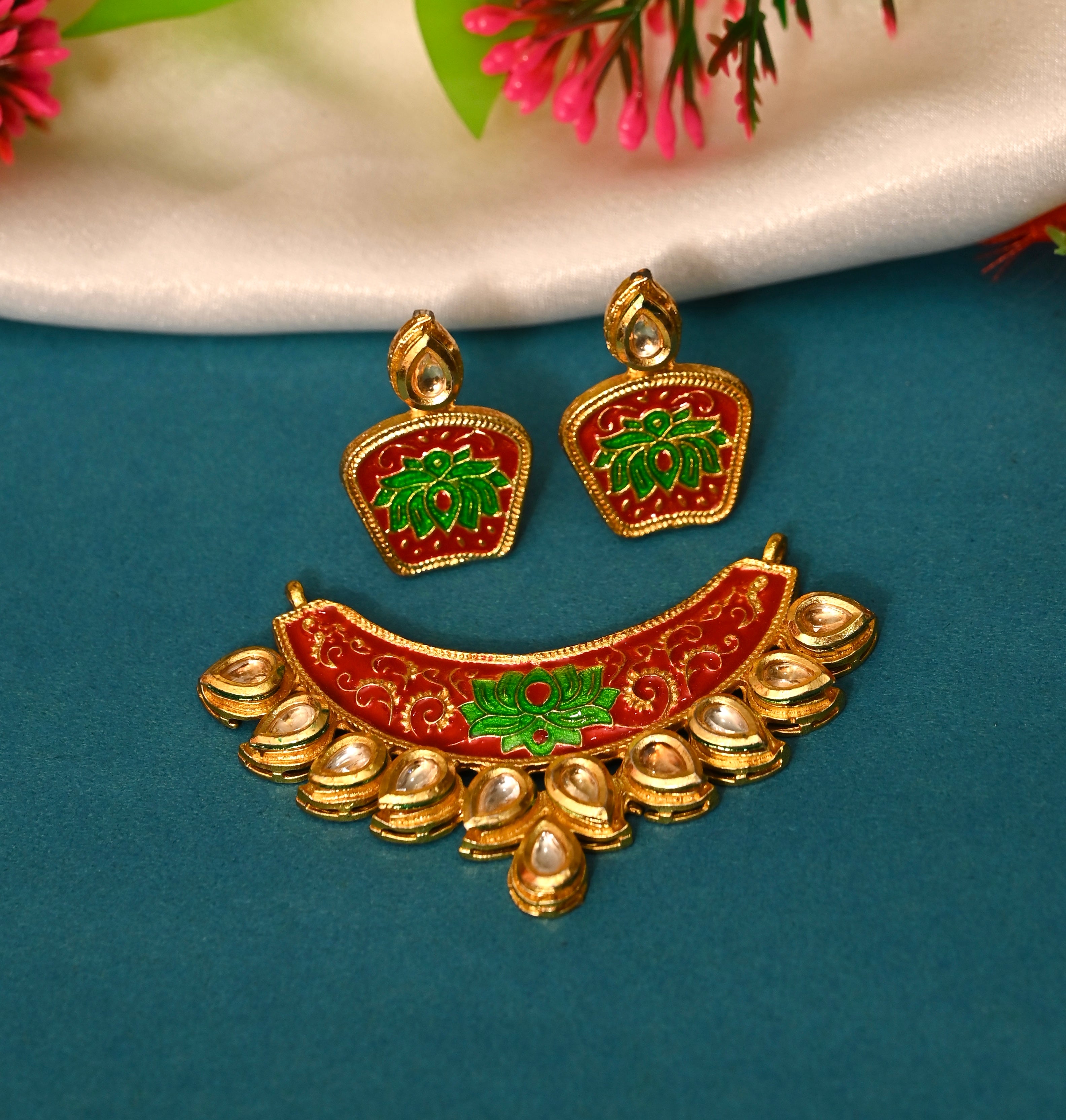 Lotus Design Pendant Set
