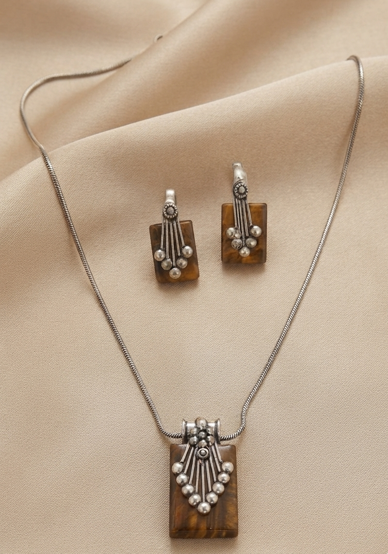 Silver Sandstone Square Style Classy Pendant Set