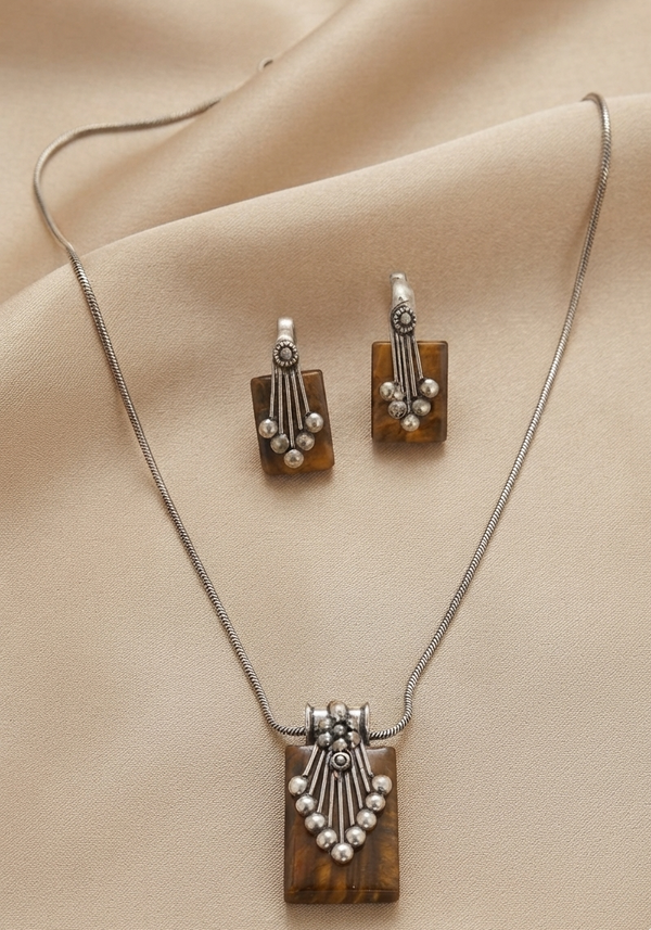 Silver Sandstone Square Style Classy Pendant Set