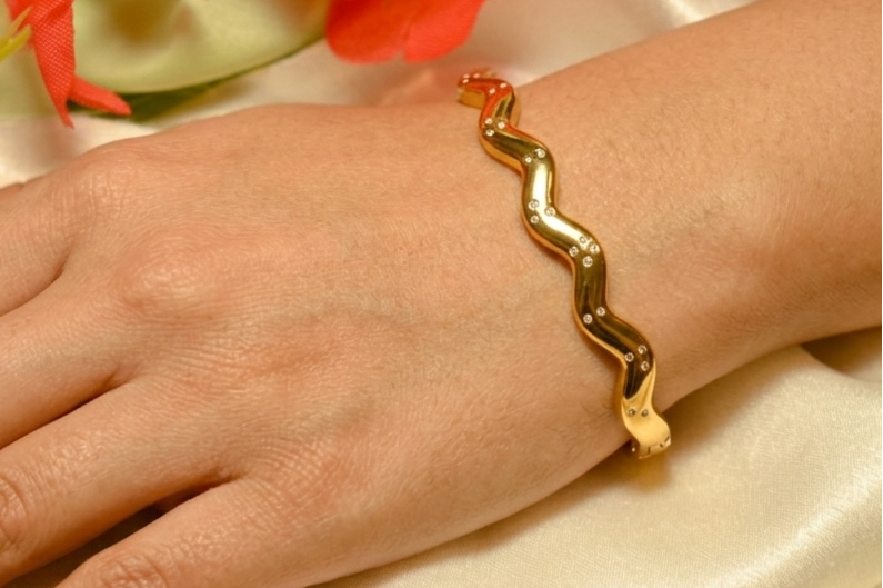 Anti-Tarnish Stylish Diamond Studded Bracelet